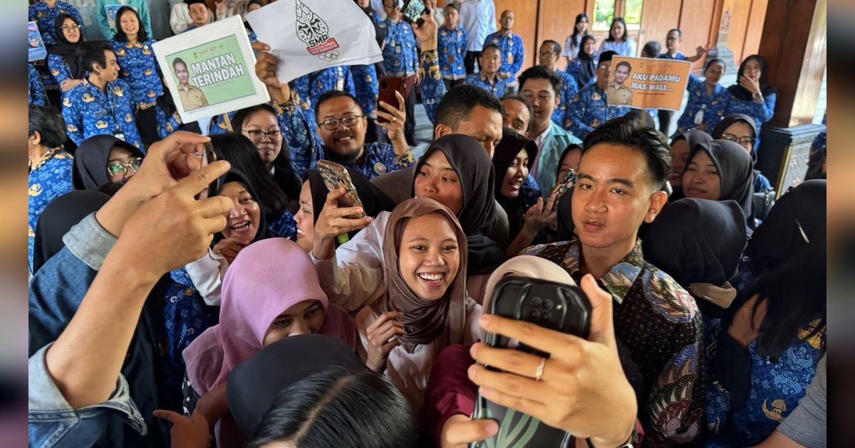 VIDEO: Solo Penuh Haru Merelakan Gibran Mundur, Warga & PNS Hadiahkan Lukisan Besar 'Merah'