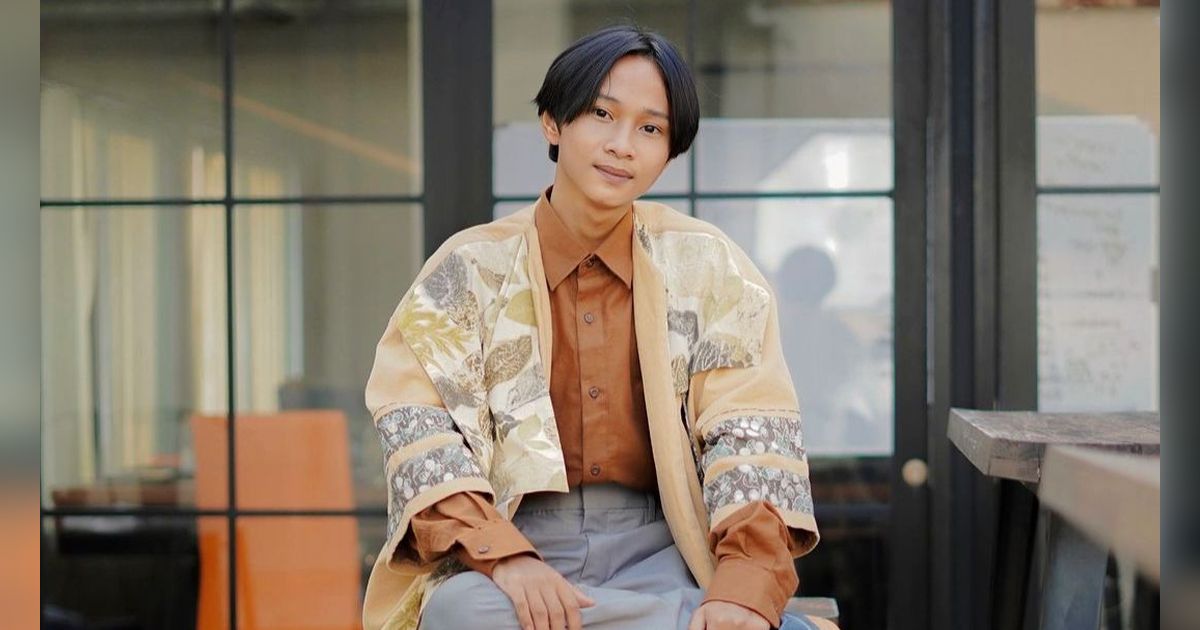 Dipeluk Livy Renata di Tengah Lapangan, Ekspresi Fajar Sadboy Disorot