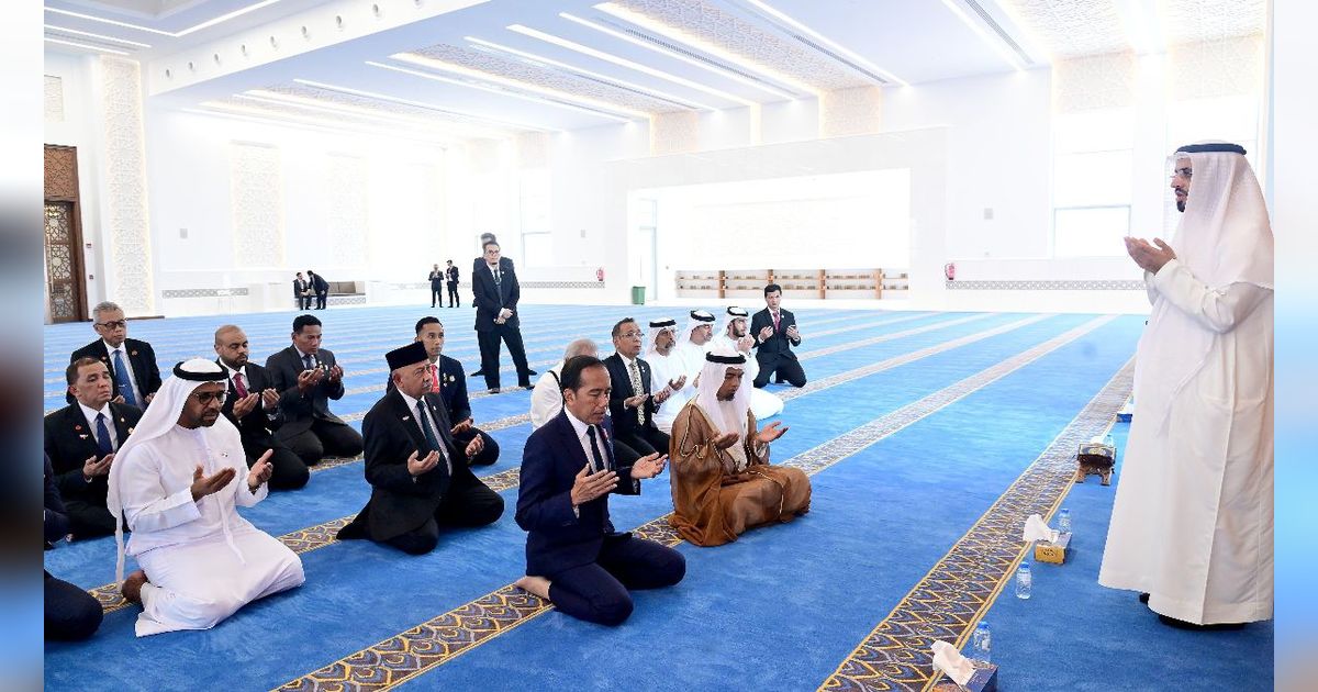 Momen Jokowi Salat di Masjid Presiden Joko Widodo Abu Dhabi