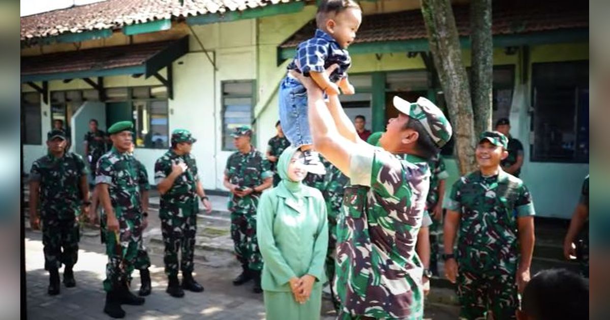 Momen Kasad Maruli Cek Rumah Anggota Sambil Timang-Timang Bayi Prajurit dan Ajak Tos Anak-anak 'Jadi Tentara ya Kayak Papah'