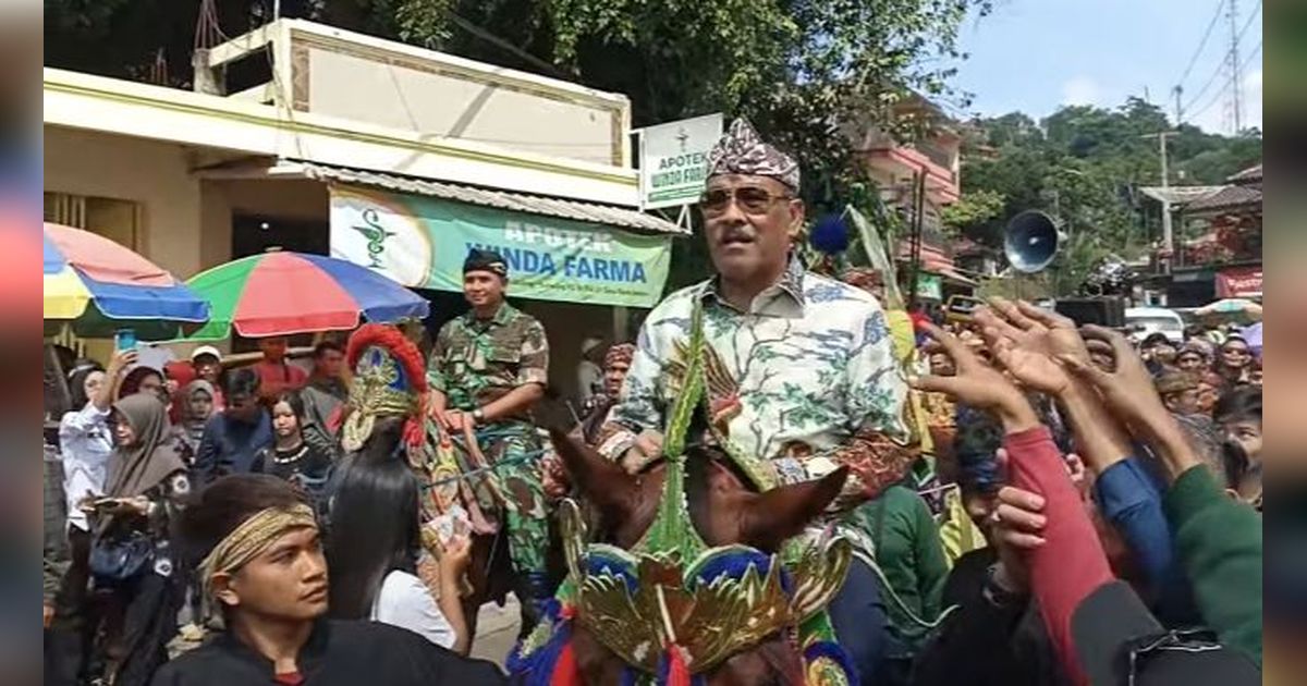 ⁠Eks Manager Persib Naik Kuda Renggong Diarak di Jalanan Sambil Nyawer Uang Lembaran Rp50 Ribuan