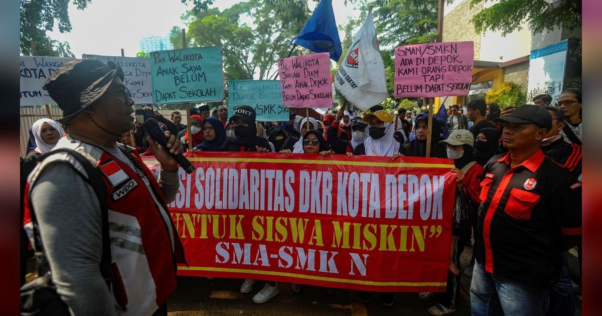 FOTO: Protes Penerimaan Siswa Baru, Massa Ibu-Ibu Geruduk Kantor Wali Kota Depok