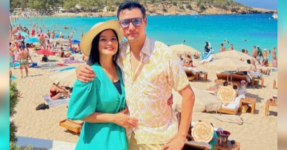 Titi Kamal - Christian Sugiono Pamer Kemesraan di Ibiza, Wajah Awet Muda Bikin Salfok