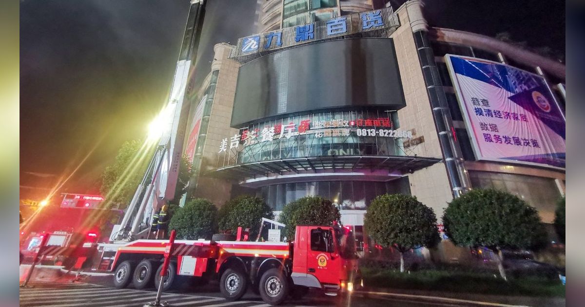 FOTO: Kebakaran Dahsyat Hanguskan Salah Satu Mal Terbesar di China, 16 Orang Tewas