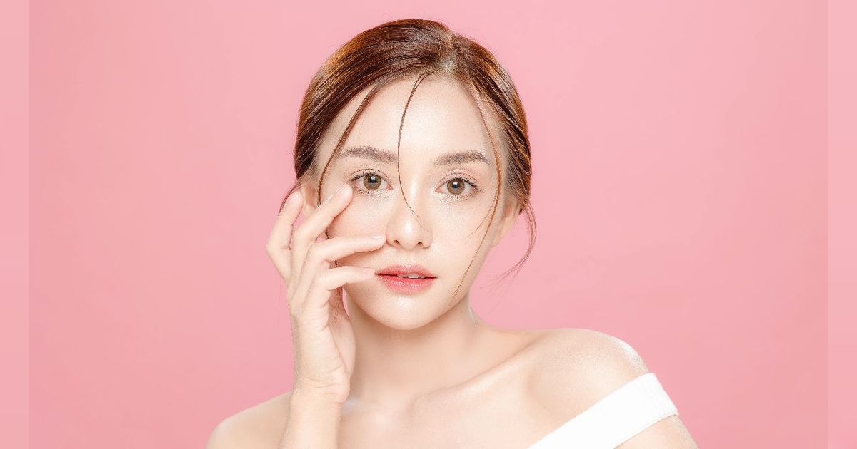 Jangan Pakai Concealer, Highlight Kulit yang Bertekstur dengan Cara Ini