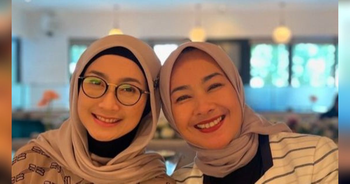 Lulus S3 dalam Sidang Tertutup, 8 Foto Desy Ratnasari Kini Resmi Menyandang Gelar Doktor dan Sahabat Bangga