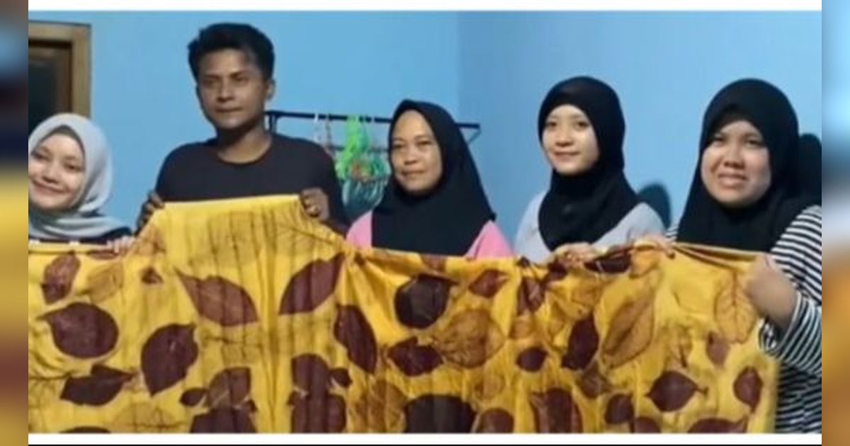 Momen Perjuangan Anak KKN Ikut Buat Ecoprint Bersama Warga Desa, Hasilnya Curi Perhatian