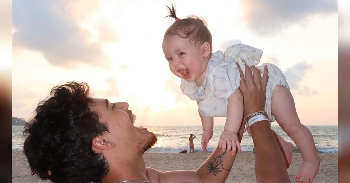 Nangis! 10 Potret Kenangan Dali Wassink Momong Baby Kamari, Jadi Hot Papa Kesayangan Netizen