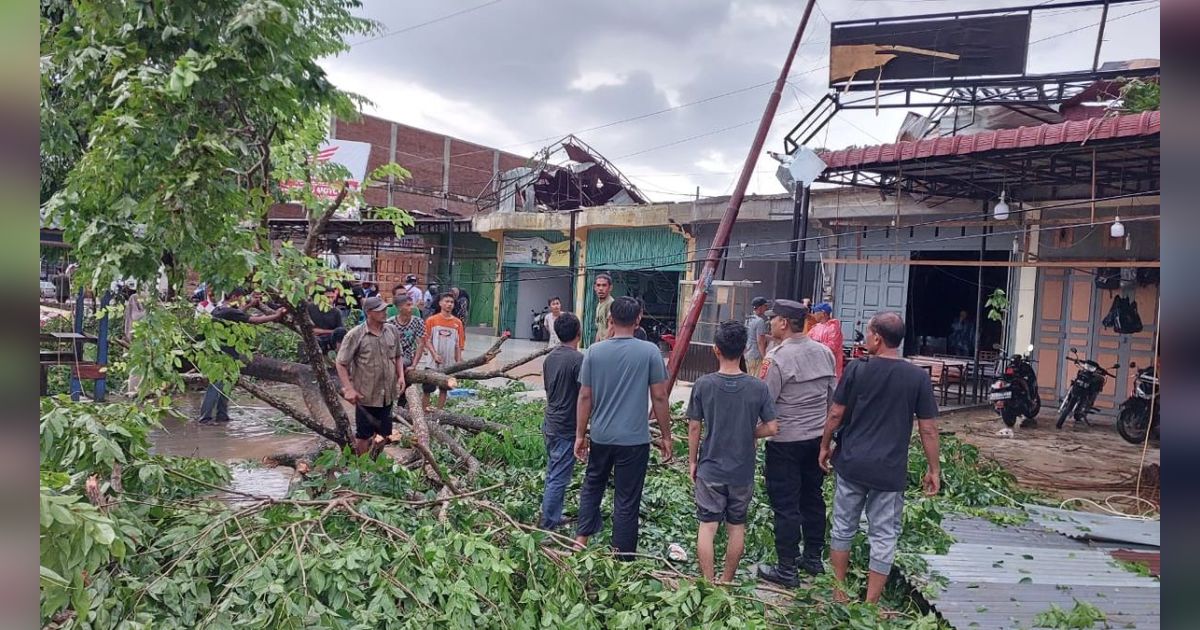 Potret Ratusan Kios dan Rumah Warga Rusak Akibat Diterjang Hujan Badai di Aceh Utara