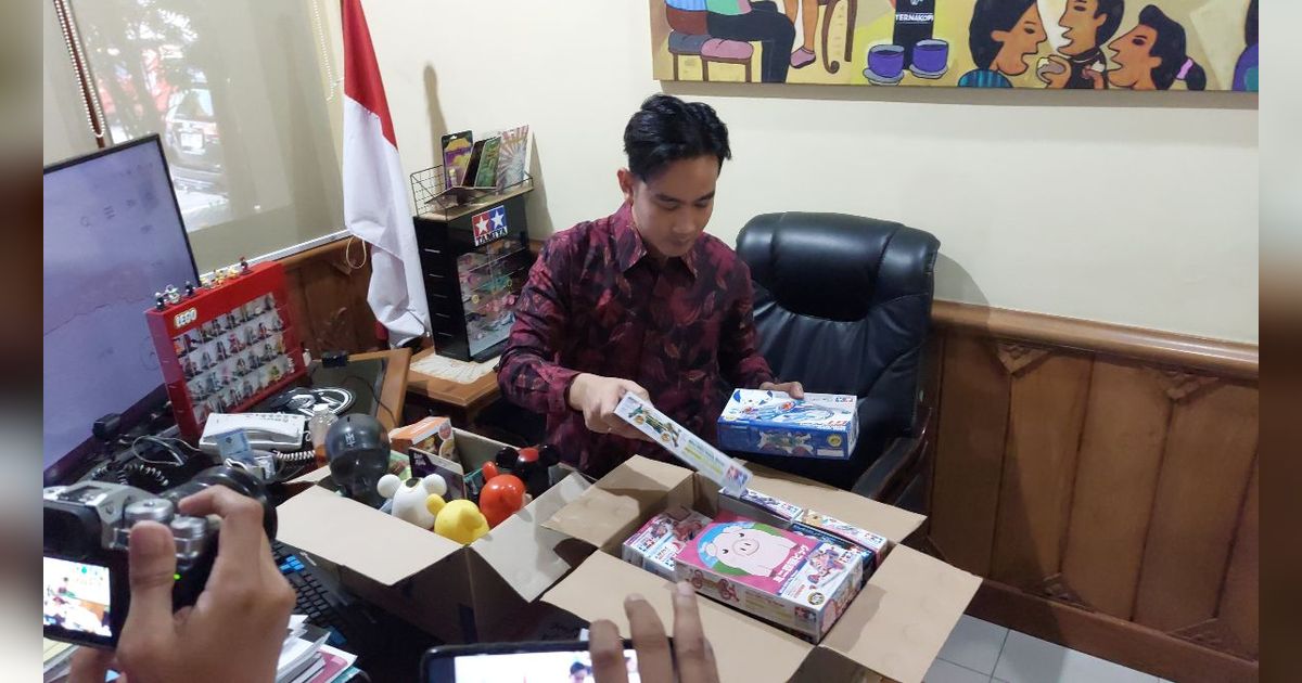 Menengok Koleksi Mainan di Meja Kerja Gibran dari Tamiya Hingga Bearbrick