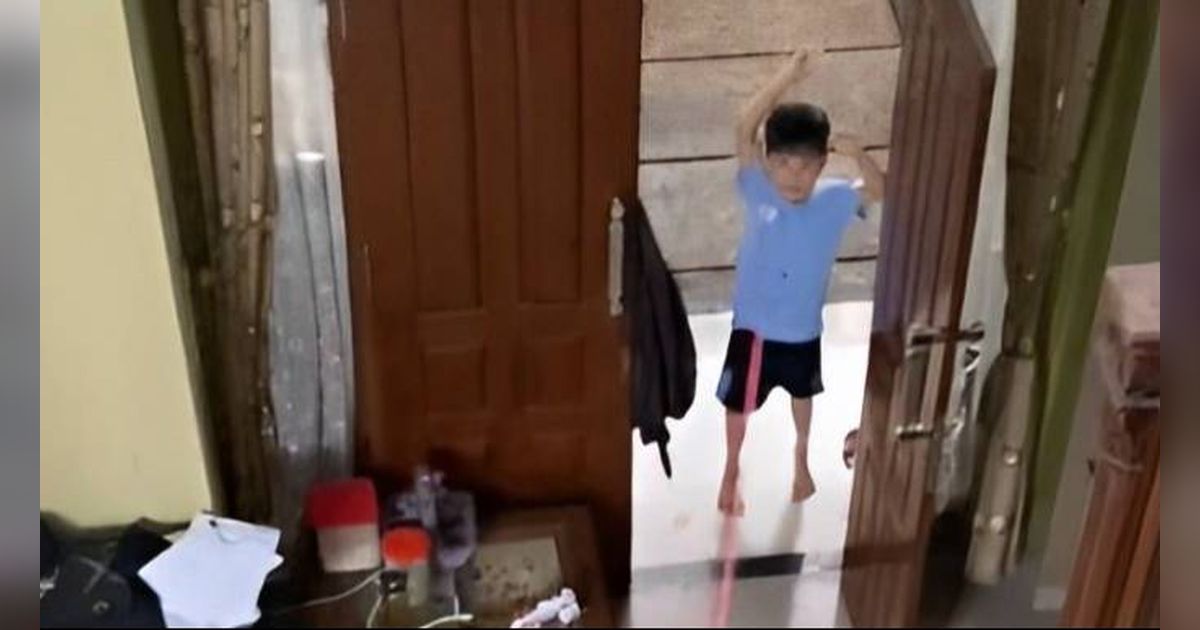 Adik Kreatif Banget, Bikin Tali Buat Kakaknya yang Malas Turun Saat Butuh Barang