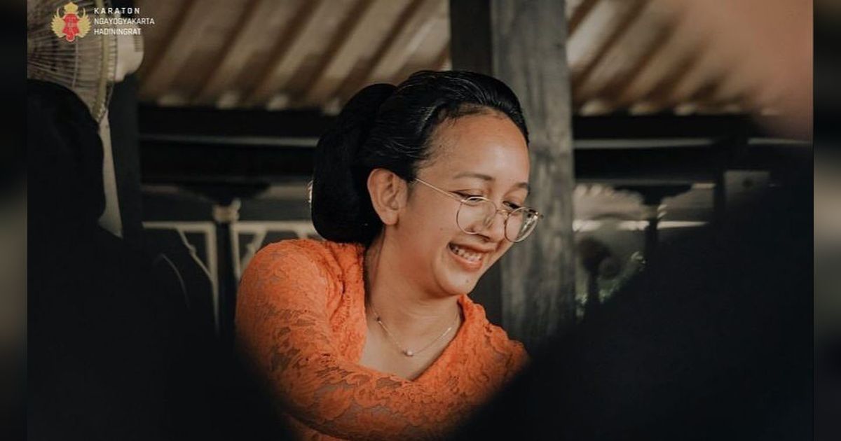 Putri Sultan Yogyakarta Tak Malu Lesehan Bikin Kue Apem Ramai-ramai di Pendopo, Captionnya Bikin Ngakak