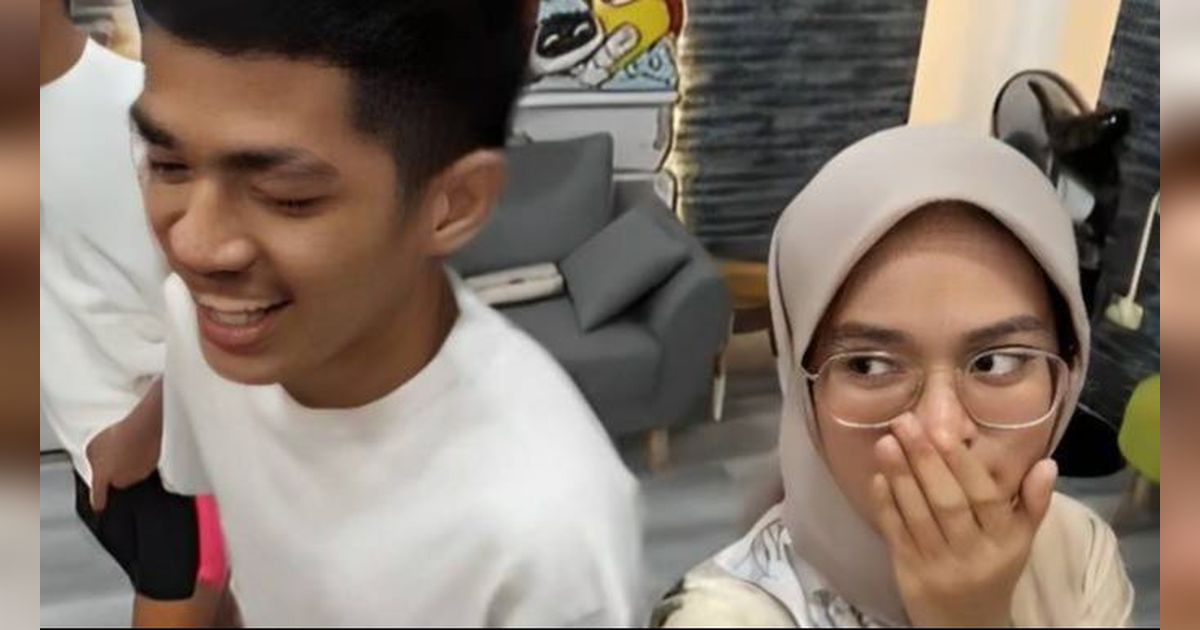 Momen Kocak Tiga Kakak Laki-laki Temani Adiknya Sunat