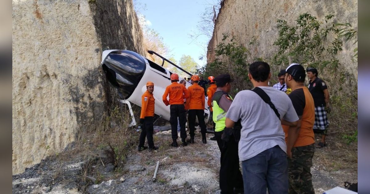 Helikopter Bawa 5 Penumpang Jatuh di Pecatu Bali, 2 Korban Dilarikan ke Rumah Sakit