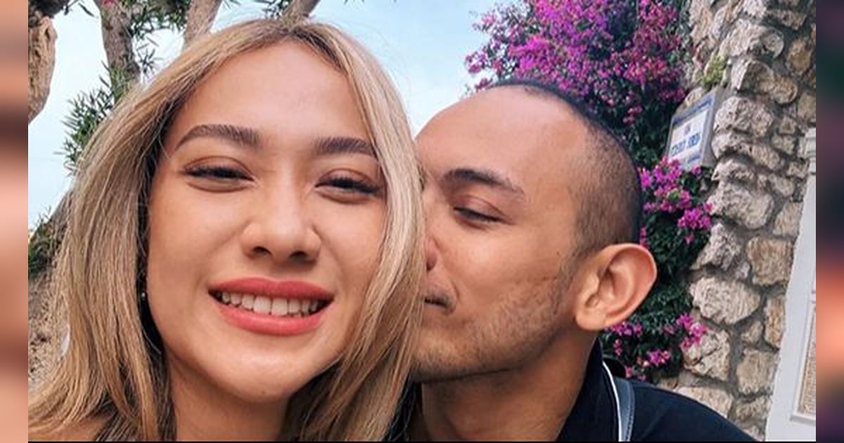 10 Potret BCL Tampil Hot dengan Tanktop dan Hotpants di Italia
