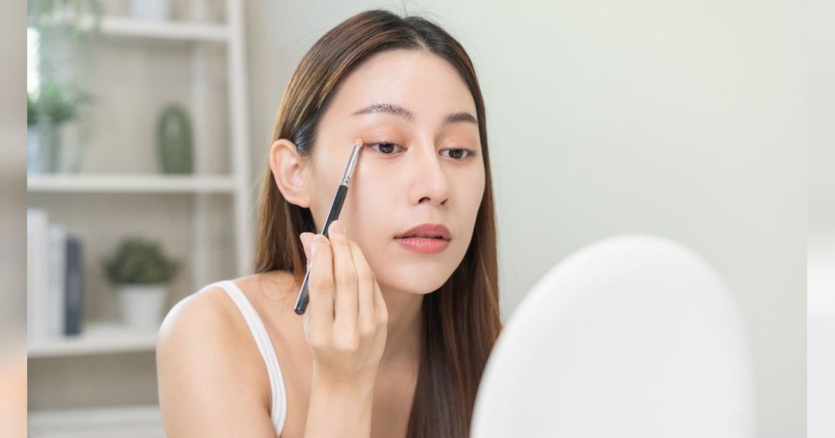 Pakai 3 Warna Eyeshadow dengan Kuas Berbeda untuk Makeup Mata Bergradasi