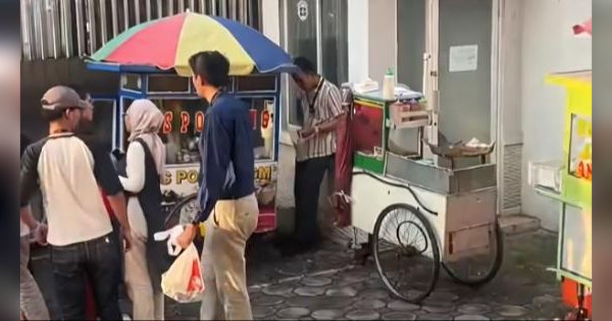 Traktiran Antimainstrem Pegawai Resign, Gerobak Penjual Jajanan Langganan Anak SD Diboyong ke Kantor
