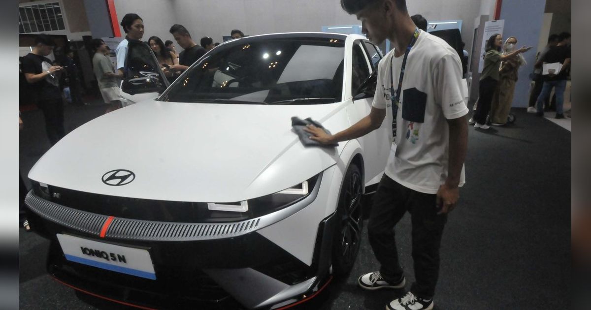 FOTO: Potret Mobil dan Motor Listrik Jadi Daya Tarik di Arena GIIAS 2024