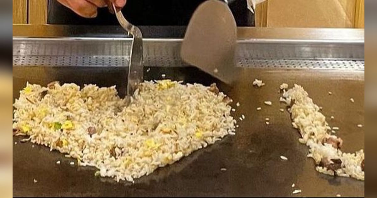 Rasakan Sensasi Makan Teppanyaki Sambil Melihat Atraksi Chef Juggling