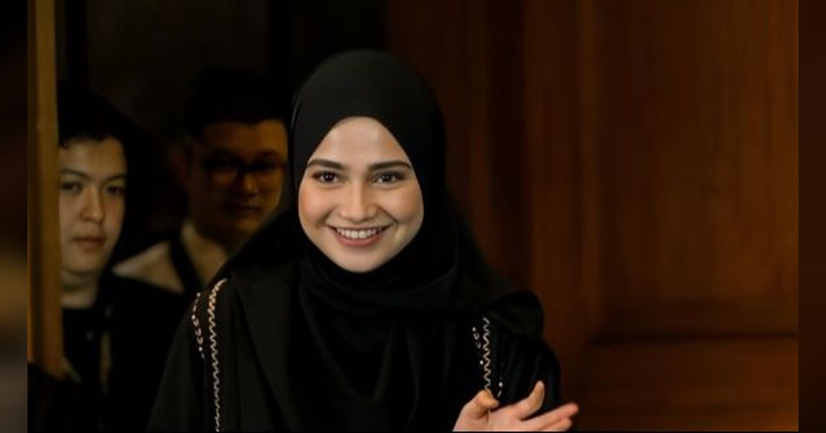Deretan Potret Syifa Hadju Memukau dengan Hijabnya Sebagai Host Kajian