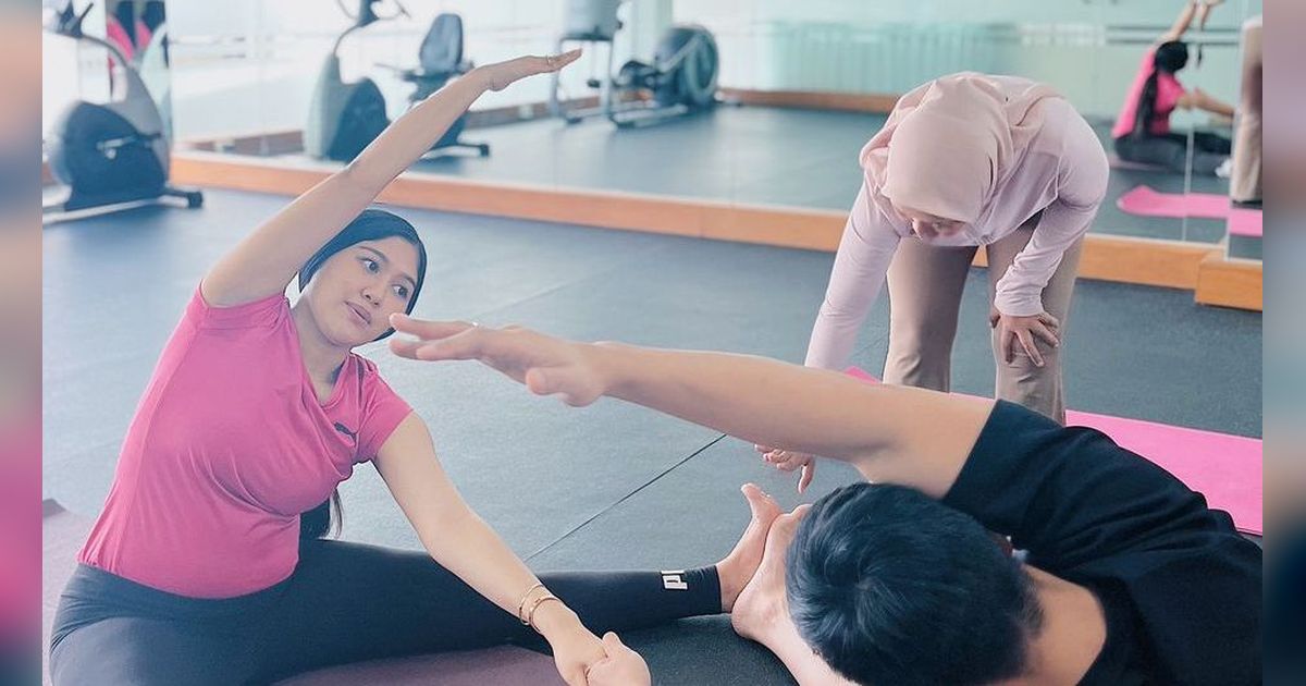 Potret Erina Gudono saat Prenatal Yoga, Perlihatkan Wajah Natural Tanpa Makeup
