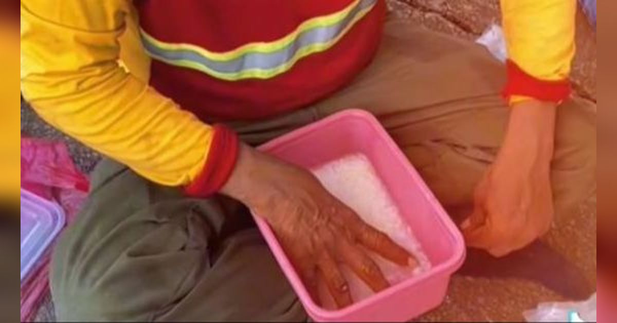 Mandor Terenyuh Lihat Bekal Makan Siang Kuli Saat Istirahat, Cuma Nasi Putih Diguyur Air Saja, Pungut Kembali Walau Jatuh Sebutir