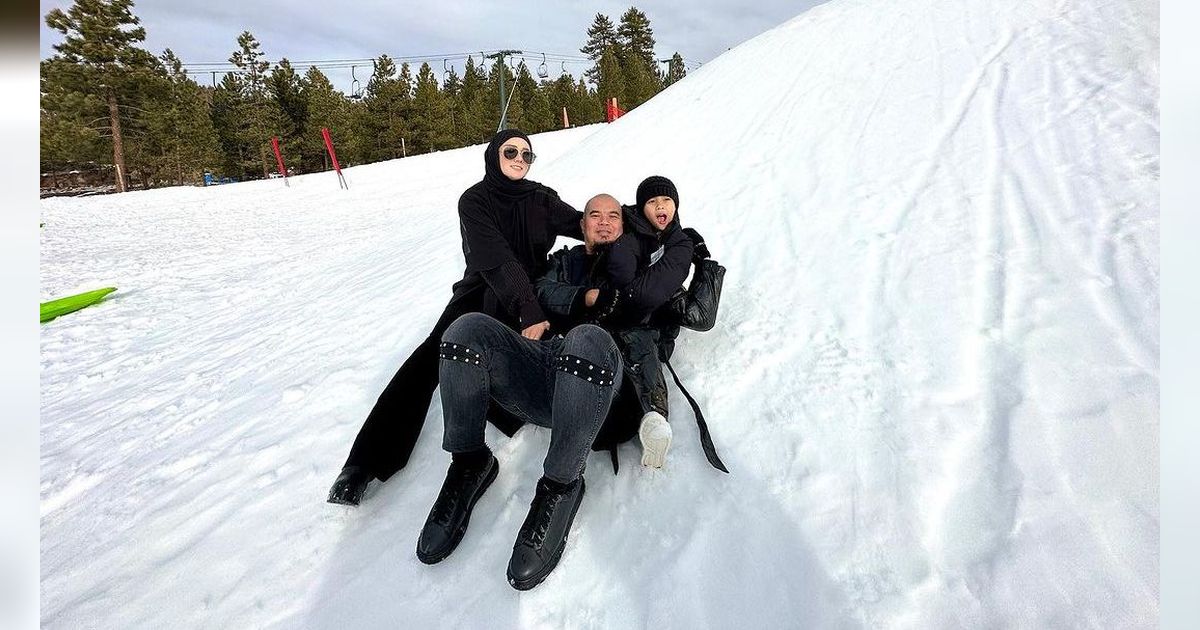 Tingkah Kocak Ahmad Dhani Saat Liburan Bareng Mulan Jameela dan Anak-anaknya