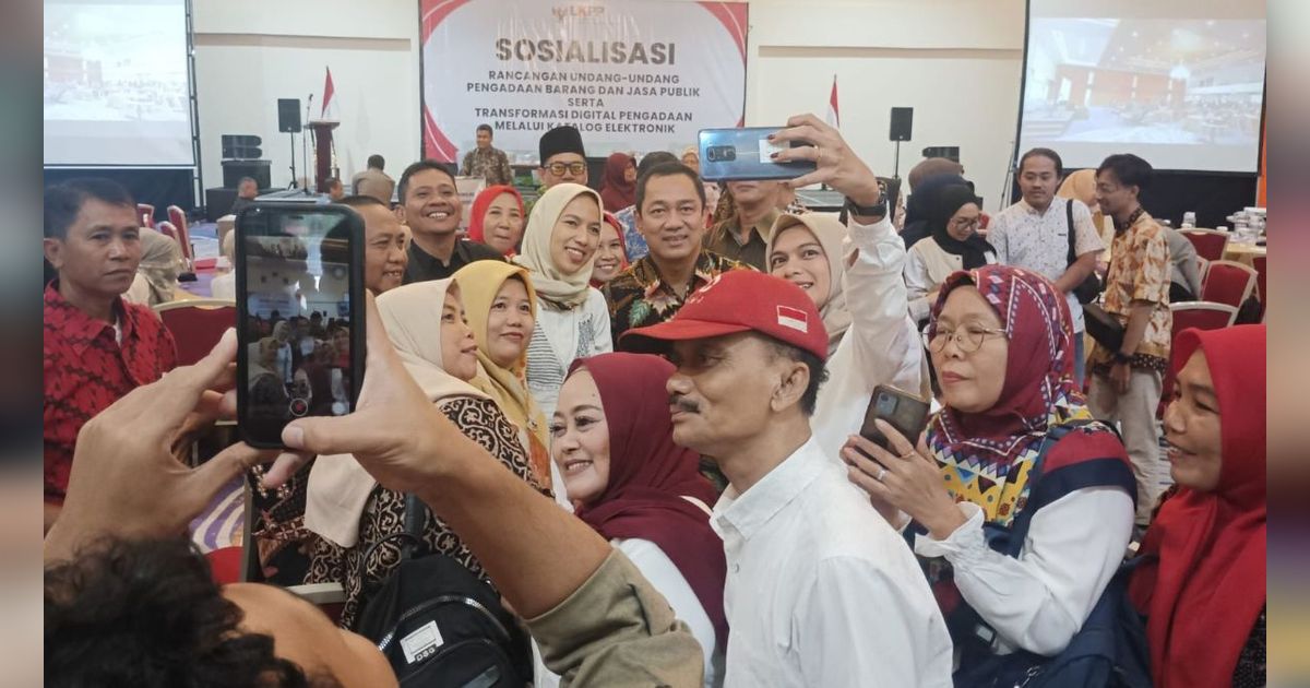 Saat Kepala LKPP Jadi Rebutan Emak-Emak yang Ingin Swafoto