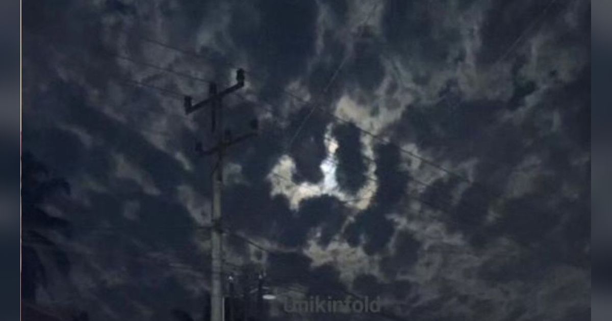 Seorang Wanita Abadikan Langit yang Membentuk Lafaz Allah SWT di Malam Hari, Bentuknya Jelas Banget!