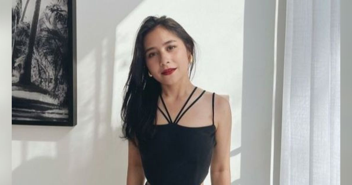 8 Foto Prilly Latuconsina dengan Tubuh Langsing Hadiri Kondangan