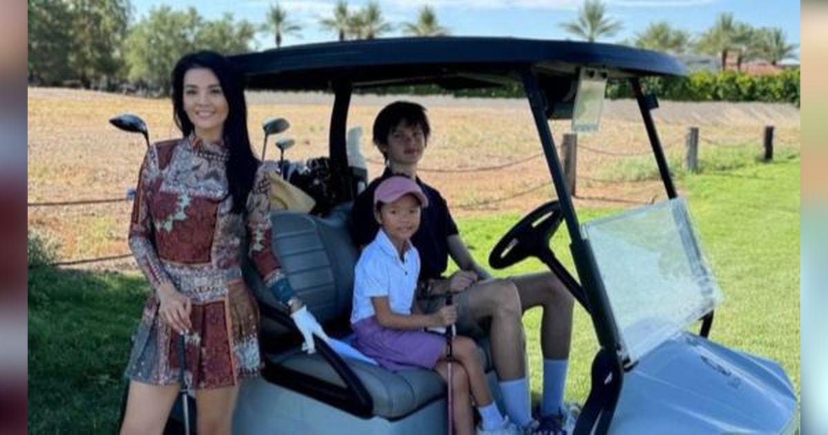 Panas-Panasan di Suhu 45 Derajat, 7 Foto Farah Quinn Main Golf di Amerika Bareng Dua Anaknya