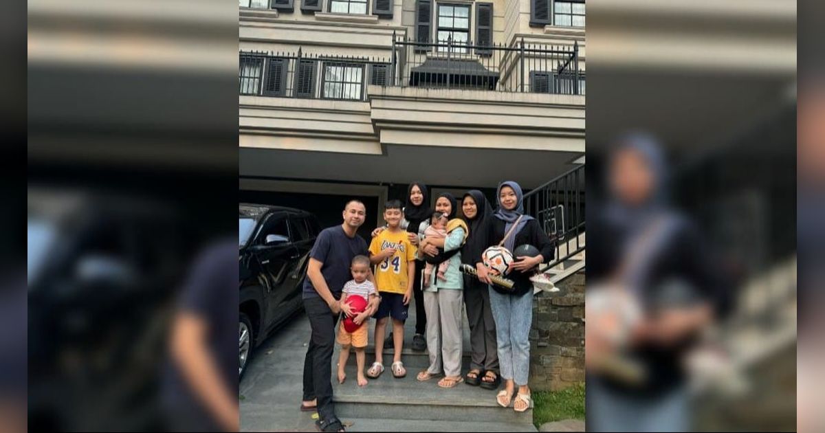 Raffi Ahmad Foto Bareng Pengasuh Anak dan ART di Depan Rumah Mewah, Sikapnya jadi Perbincangan