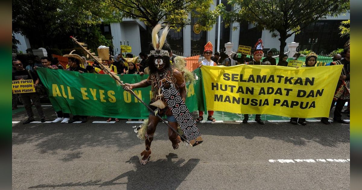 FOTO:  Menentang Ekspansi Kelapa Sawit, Masyarakat Adat Papua dan Aktivis Lingkungan Sampaikan 253.823 Petisi di Mahkamah Agung