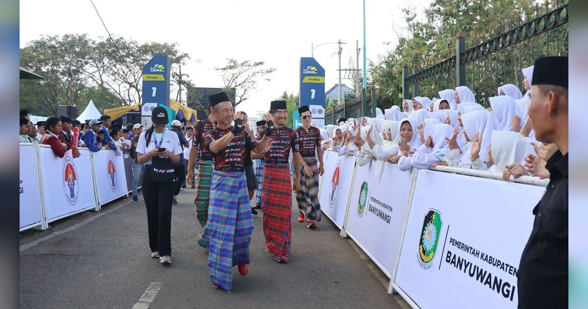 Serunya Para Pembalap Dunia Pakai Sarung dan Kopiah di Tour de Banyuwangi Ijen