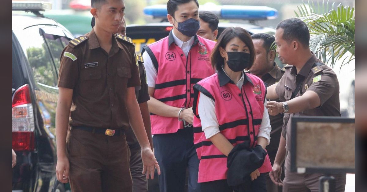 FOTO: Berompi Tahanan, Tersangka Korupsi Timah Harvey Moeis dan Helena Lim Digiring ke Kejaksaan Negeri Jakarta Selatan, Ini Reaksi Wajahnya