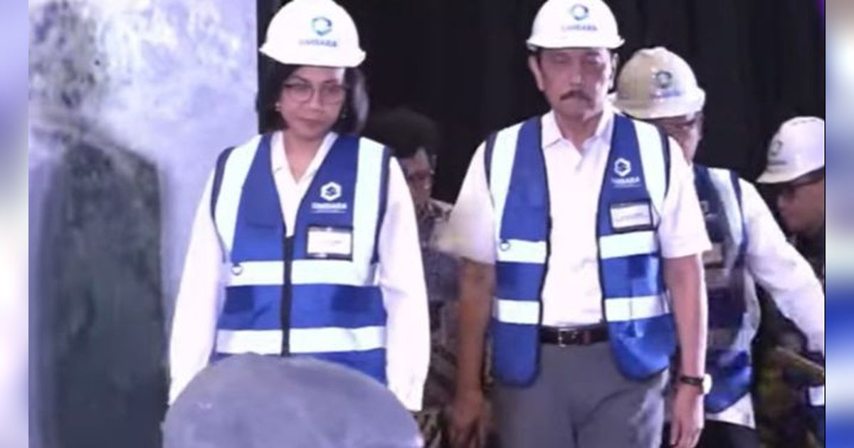 VIDEO: Momen Unik Sri Mulyani hingga Luhut Pakai Topi Proyek, Tenteng Blancong Pecah Batu