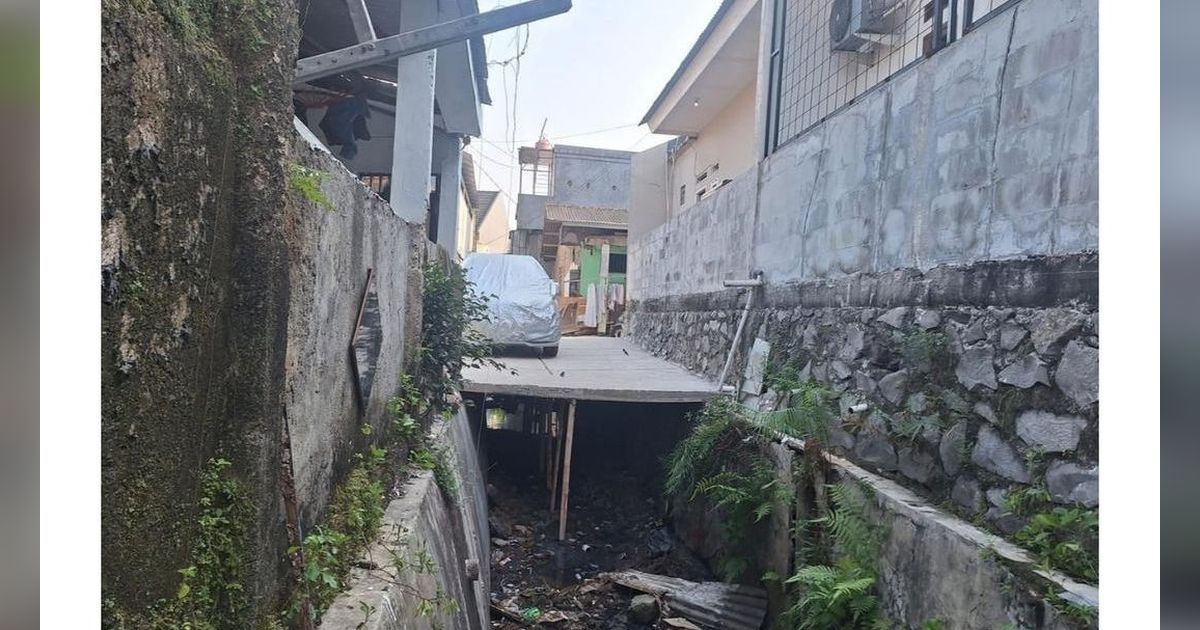 Viral Diduga Warga Depok Cor Area di Atas Aliran Sungai untuk Parkir Mobil