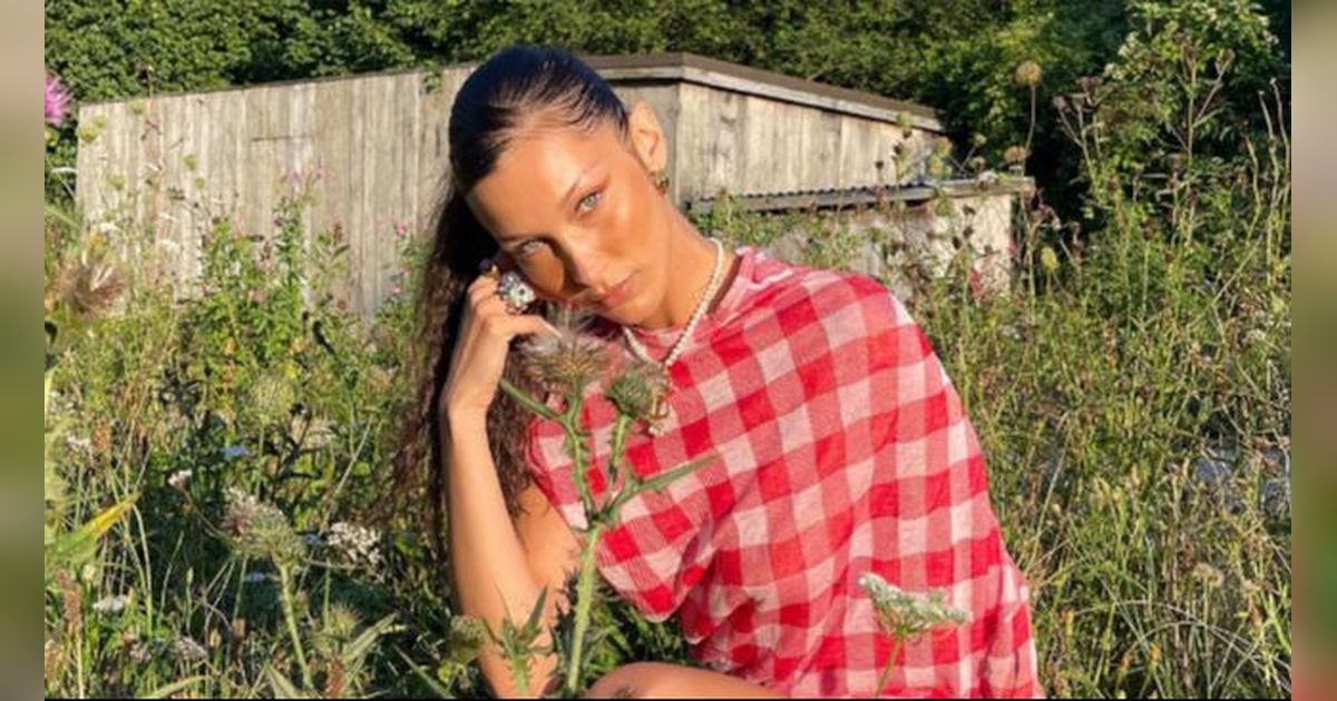 Bella Hadid Dikabarkan Gugat Adidas Gara-gara Dihentikannya Iklan Sepatu Klasik SL72