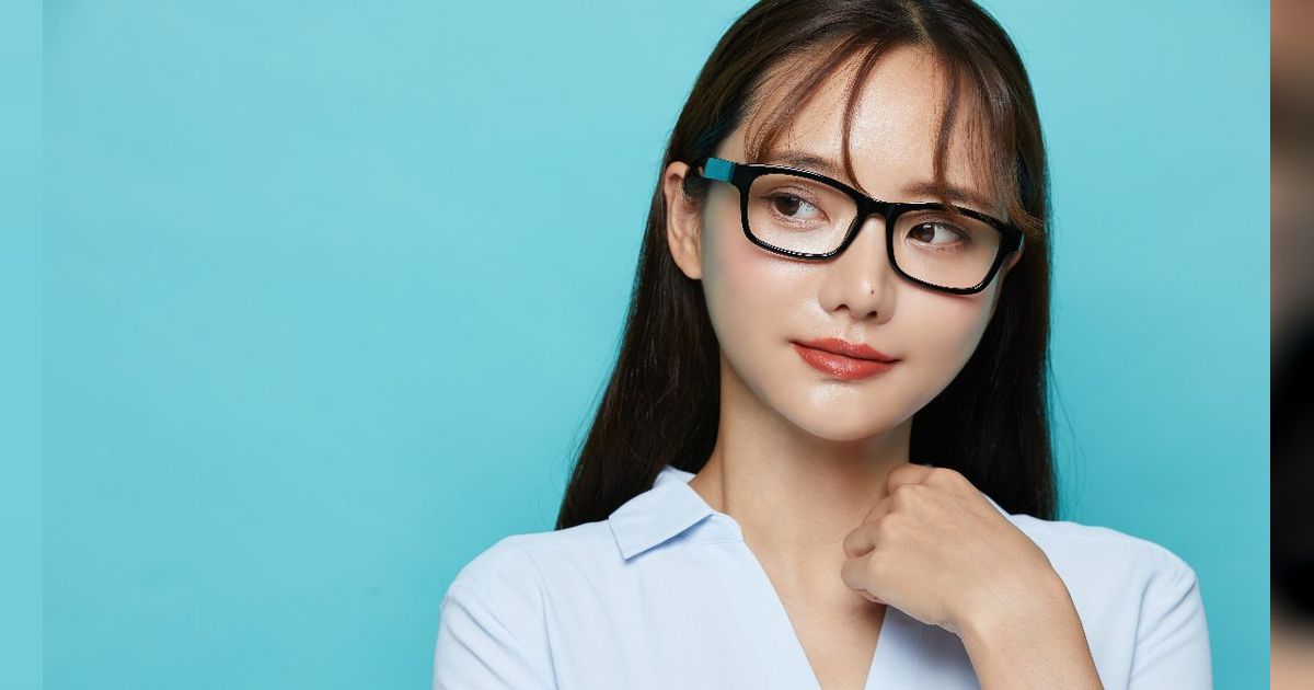 Gunakan Blush dengan Cara Berbeda Saat Pakai Kacamata