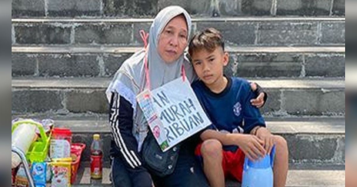 2 Kakinya Terlindas Kereta, Wanita Tua ini Harus Banting Tulang Jualan Asongan Pakai Kursi Roda Demi Hidupi 4 Anak