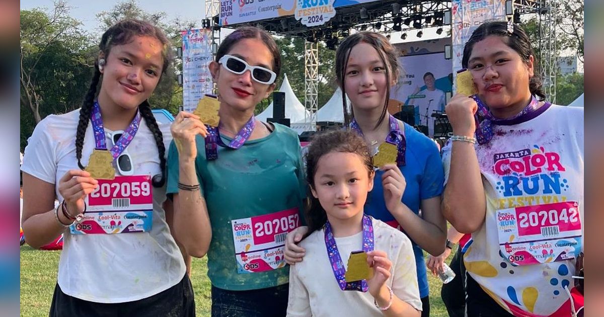 Keren Banget! Anak-Anak Ussy Sulistiawaty Ikutan Event Lari Sampai Finish