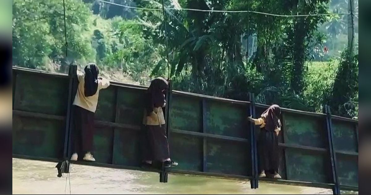 Viral Potret Siswa di Sukabumi Menantang Maut Bergelantungan di Jembatan Miring Demi Sekolah