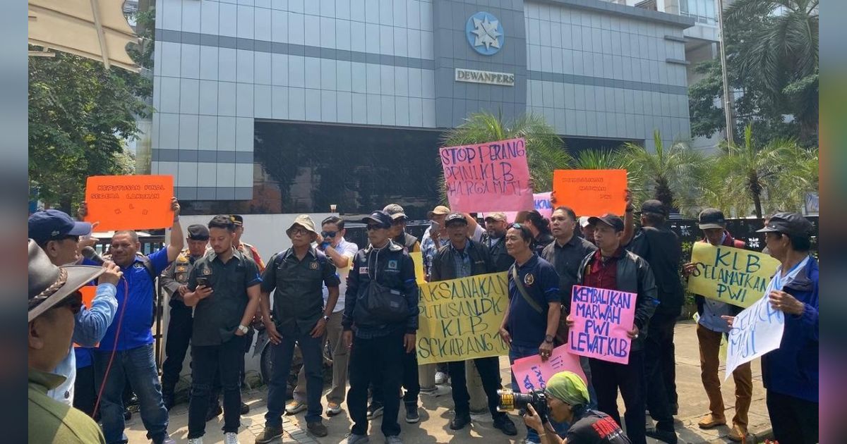 Puluhan Anggota PWI Demo di Dewan Pers, Desak KLB