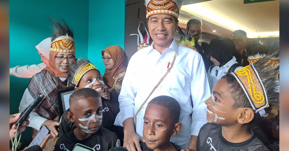 VIDEO: Momen Spesial Jokowi Ditarik 2600 Pelajar, Ikut Menari Tarian Kolosal Papua