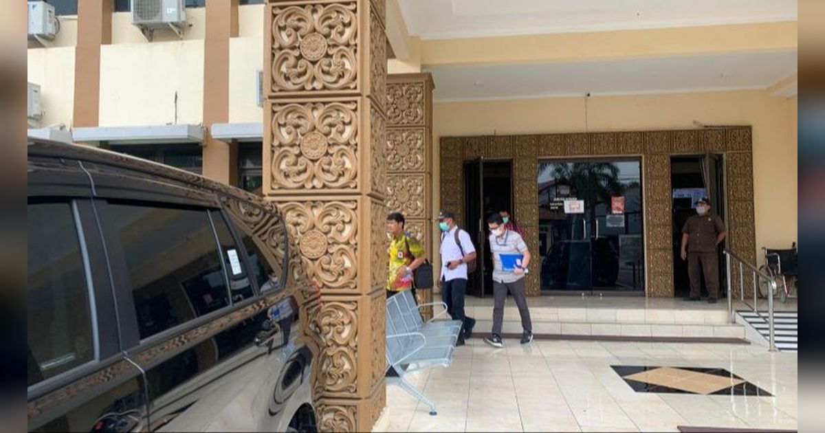 Kantor Lima Jam Digeledah, Kepala Disdukcapil Semarang Ikut Keluar Bareng Penyidik KPK