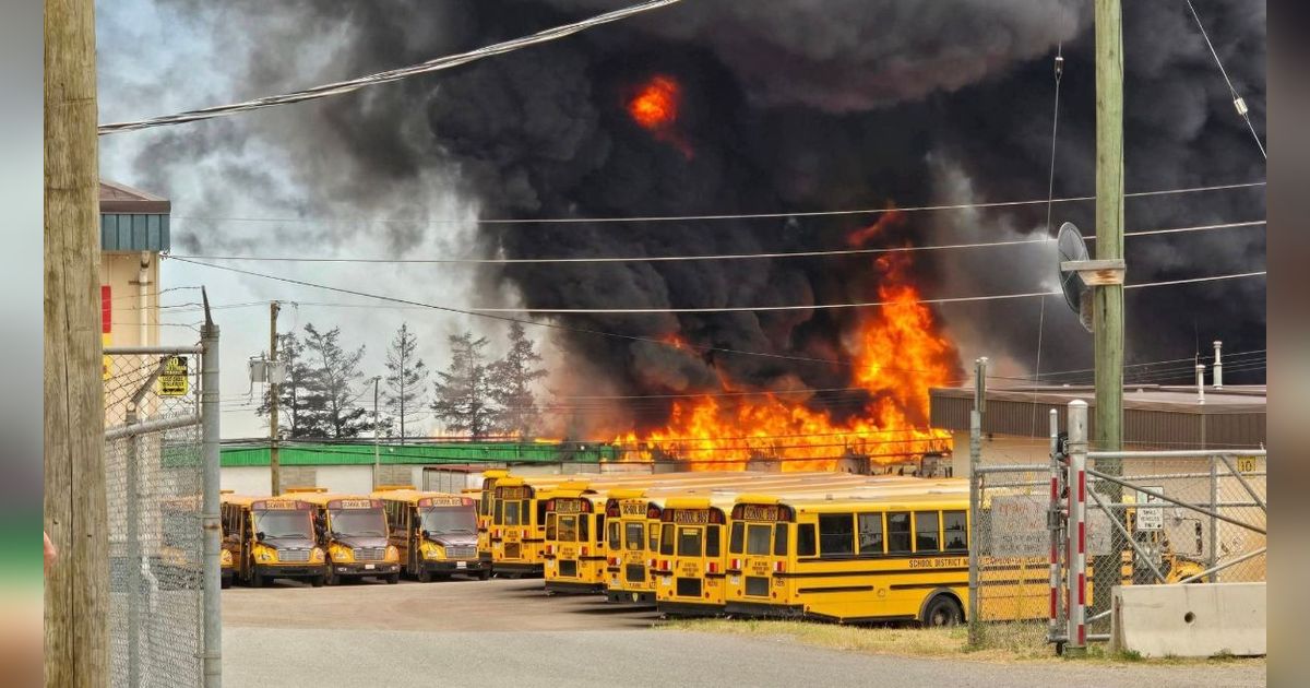 FOTO: Dahsyat Kebakaran Hutan di Kanada Sampai Hanguskan Depo Bus