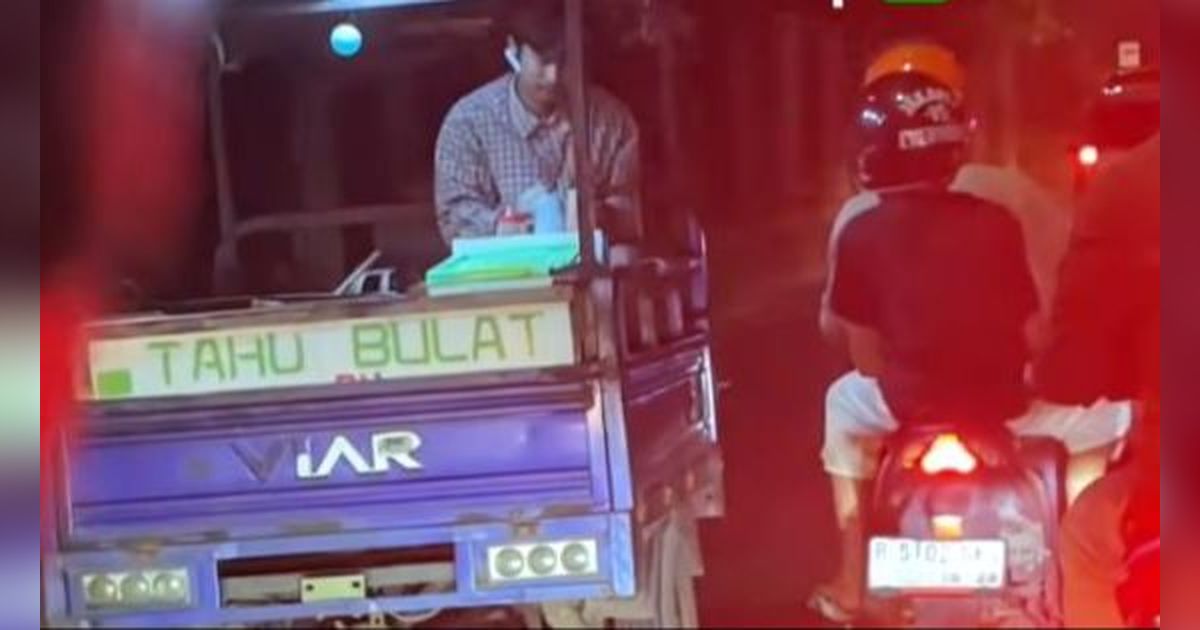 Agak Laen! Momen Penjual Tahu Bulat Layani Pembeli Sambil 'Balapan' di Jalan Raya, Netizen: Drive-Thru Sesungguhnya