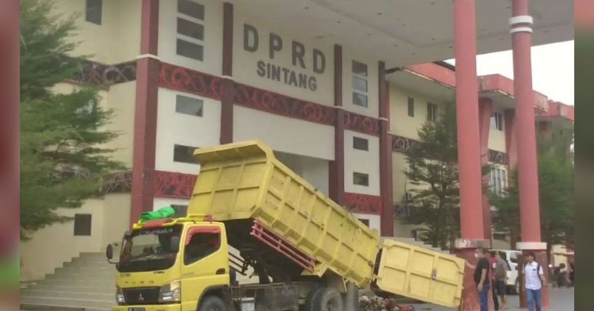 Warga Kirim 4 Truk Sampah ke Kantor Bupati dan DPRD Sintang, Ini Penyebabnya