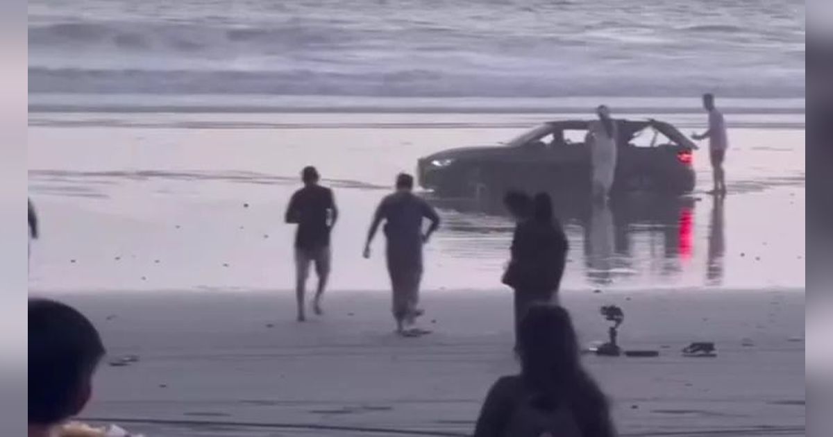 Prewedding di Pantai Menggunakan Mobil Mewah, Akhirnya Tertahan di Pasir.