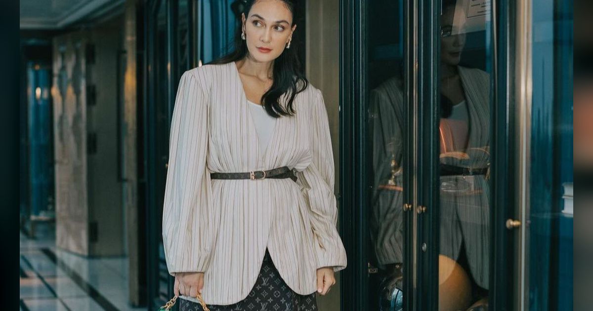 Potret Luna Maya Bergaya Vintage Dalam Balutan Dress Merah Menyala Harganya Tembus Puluhan Juta, Cantiknya Gak Karuan